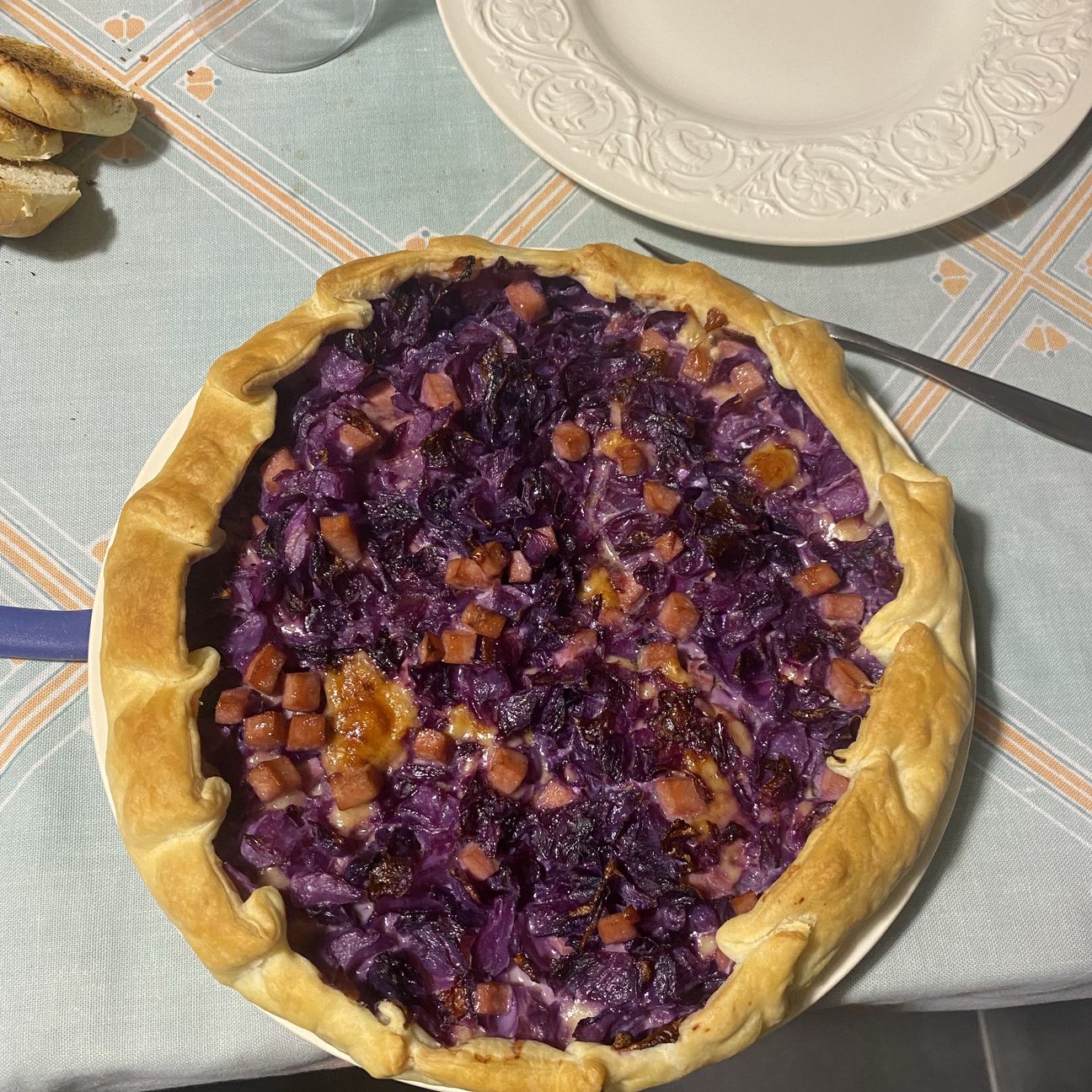 Torta salata con cavolo viola e dadini di prosciutto cotto