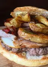 Ricetta Hamburger di scottona con porchetta scottata, provola affumicata, pomodori secchi, patate al forno e maionese Calvè.