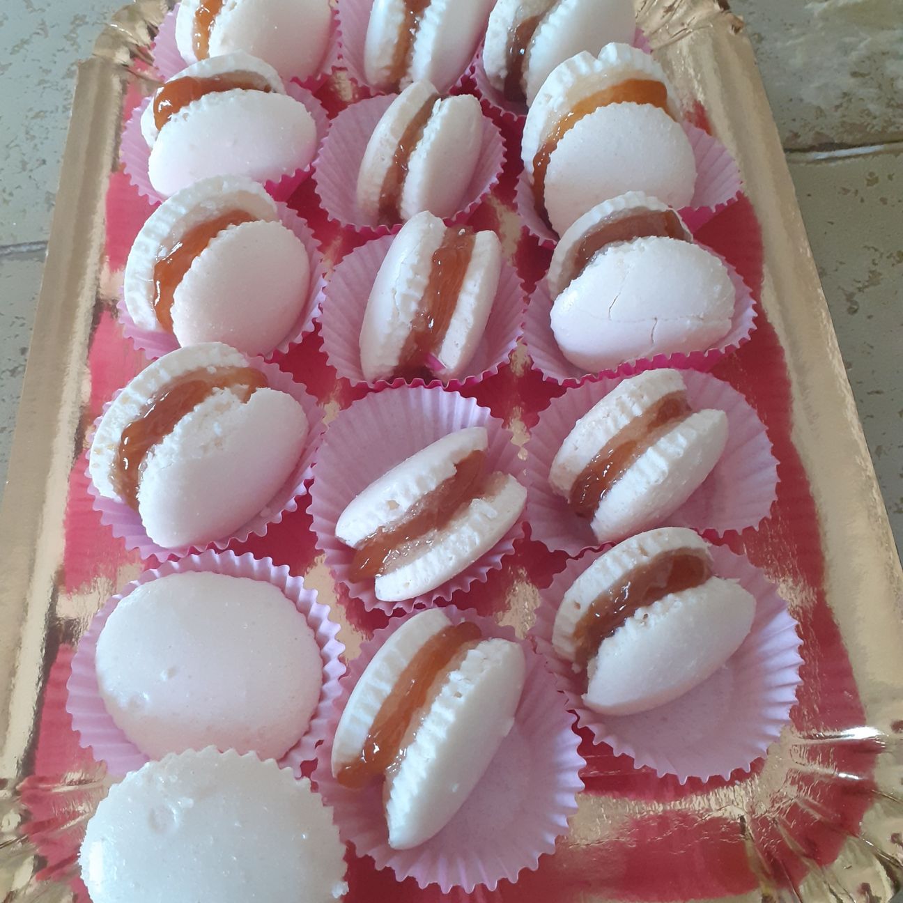 Baci di meringa con marmellata di albicocche