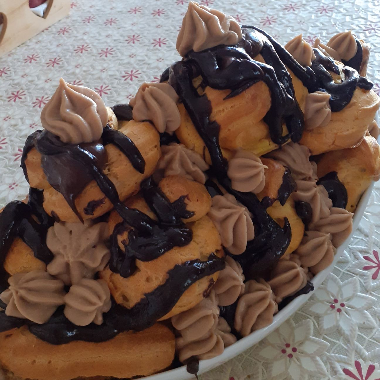 Piramide di bignè, ripieni di crema, glassati al cioccolato fondente