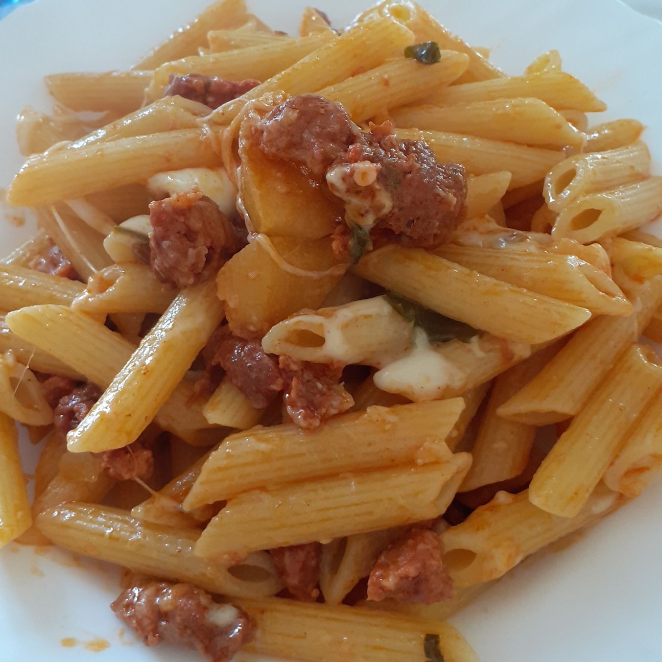Penne rigate con salsiccia patate e mozzarella