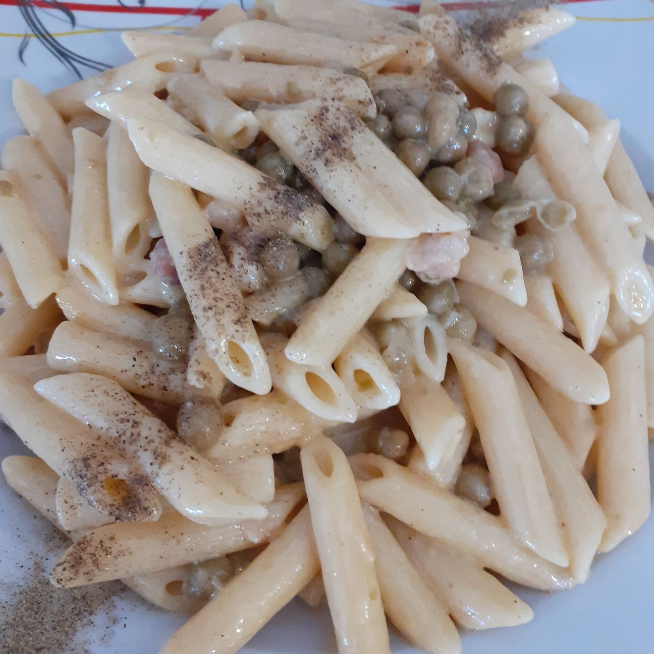 Pasta e piselli con pancetta e panna 😋