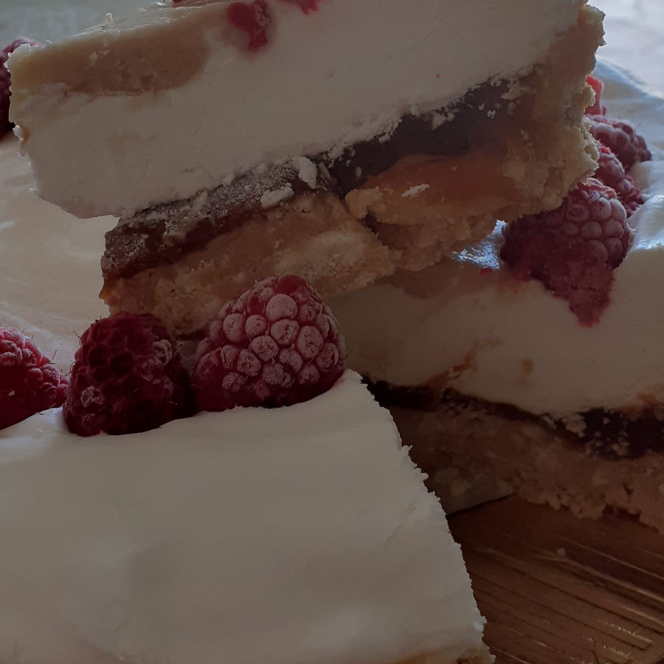 Crostata fredda senza cottura con mousse di formaggio e salsa al limoncello