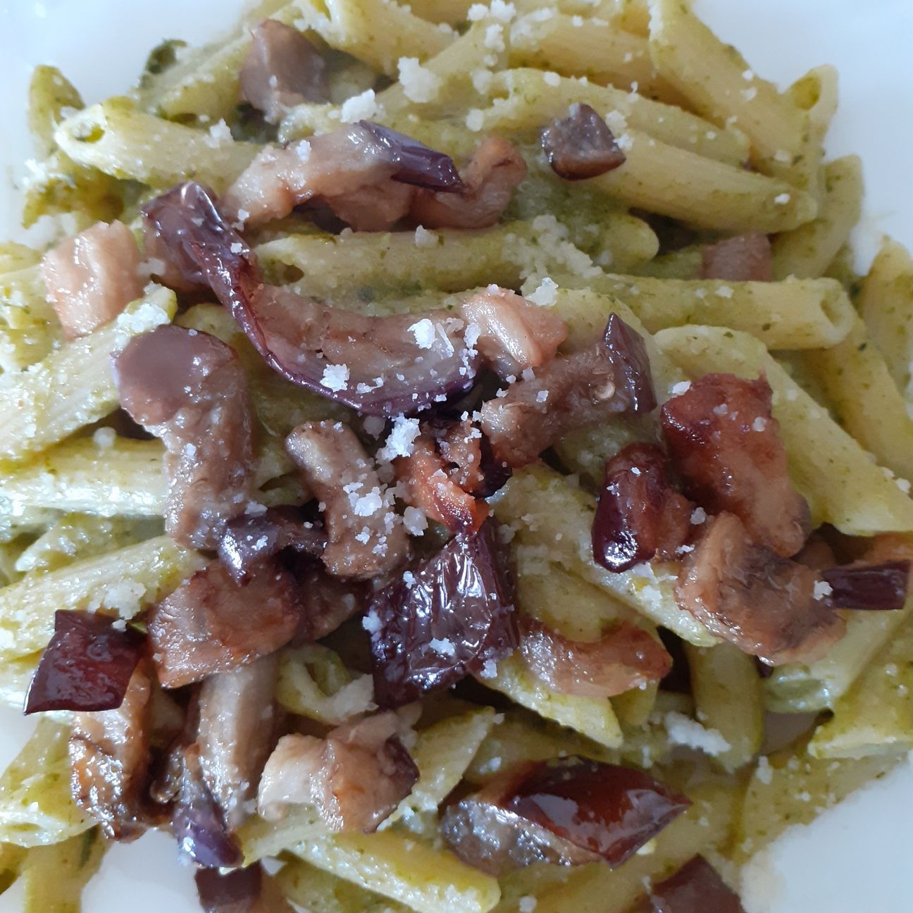 Fussilli rigati al pesto di broccoli e patate con granella di melanzane croccanti