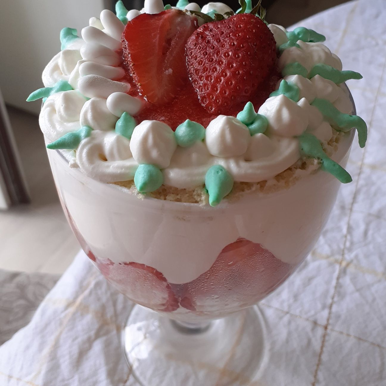 Carezza di fragole alla panna e cioccolato bianco