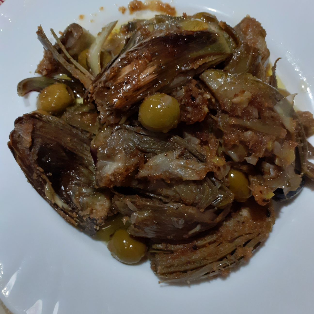 Carciofi in padella con olive nere e verdi un un'esplosione di gusto