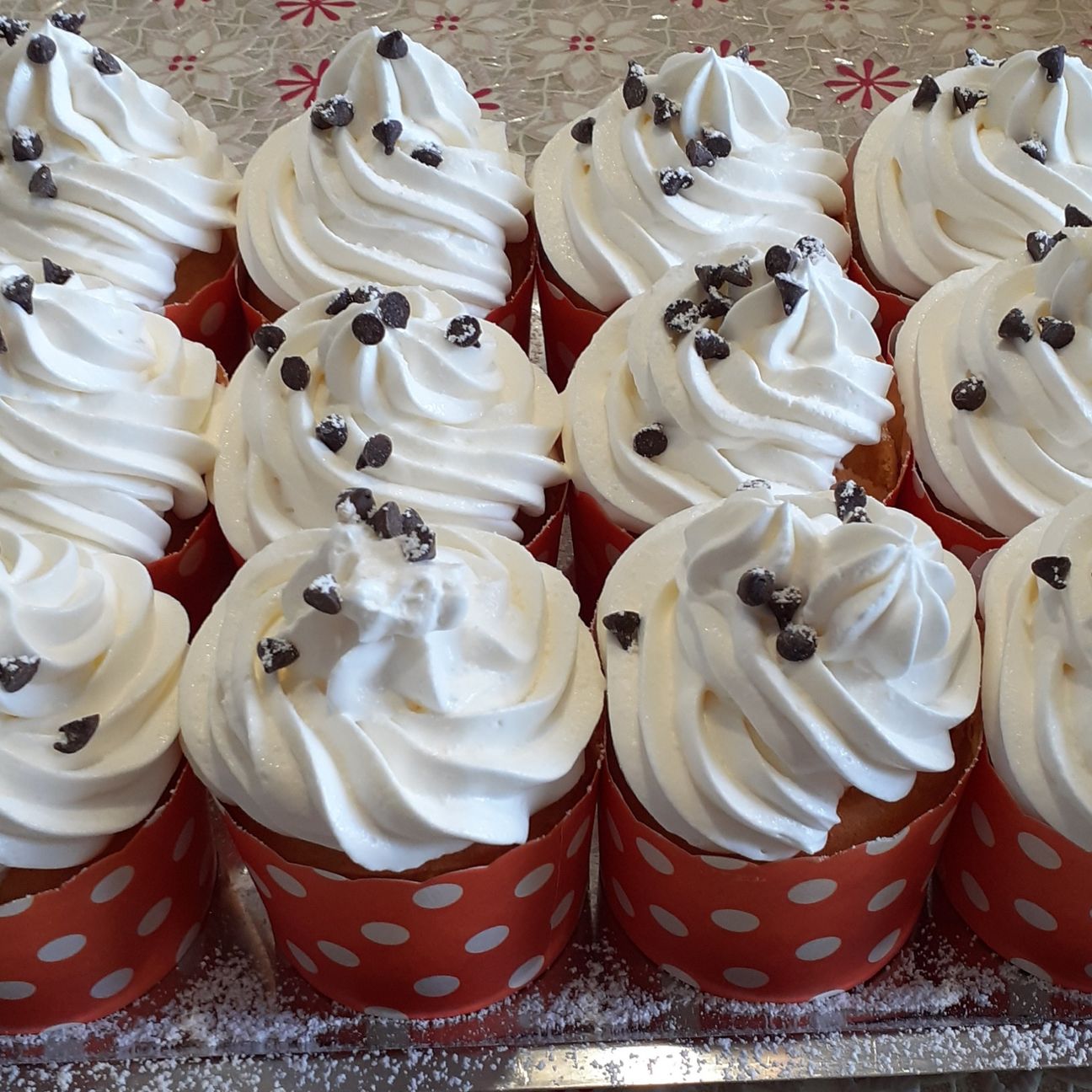 Muffin con frosting alla vaniglia