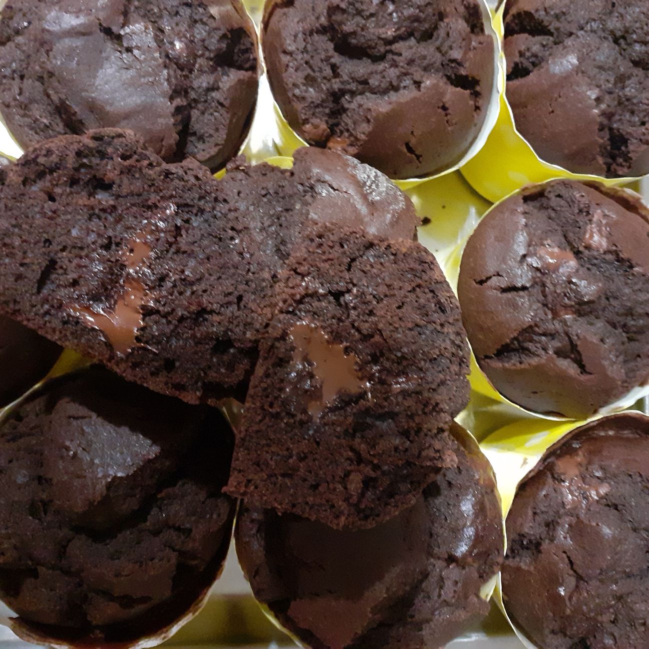 Muffin al cioccolato fondente con cuore cremoso