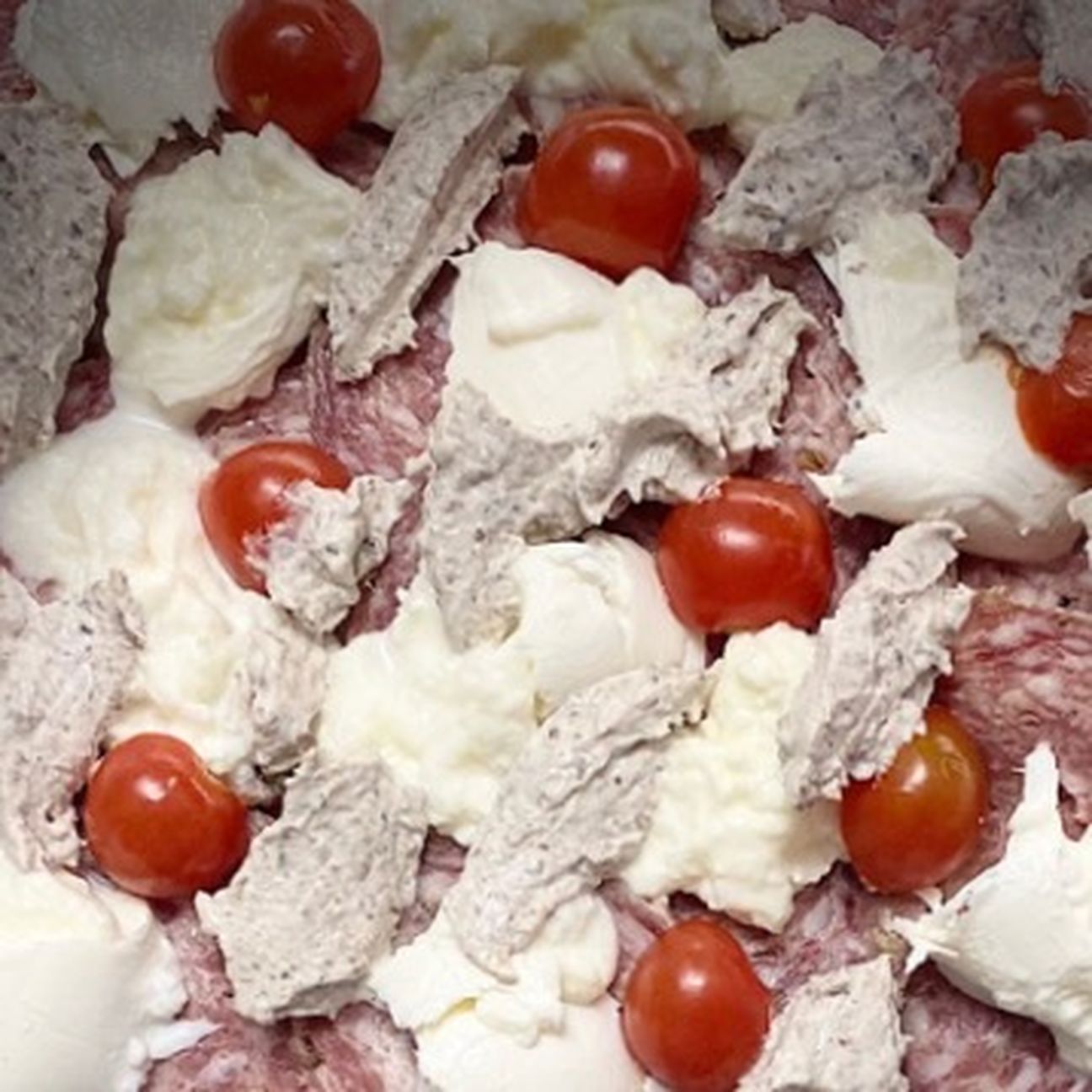 Pinsa romana con bufala, datterini, sbriciolona e crema ai funghi porcini
