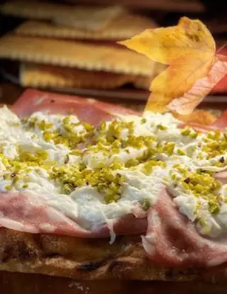 Ricetta Pinsa romana con mortadella, stracciatella e granella di pistacchio di Mery99