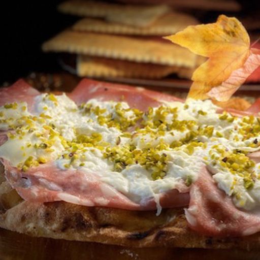 Pinsa romana con mortadella, stracciatella e granella di pistacchio