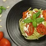 Ricetta Spaghettone quadrato pesto e pomodorini semi confit