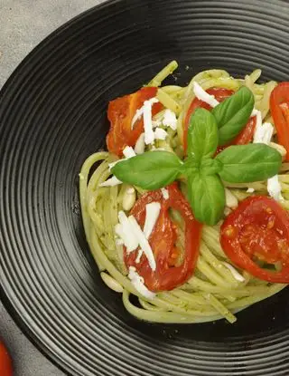 Ricetta Spaghettone quadrato pesto e pomodorini semi confit di scolalapastacucinaitaliana