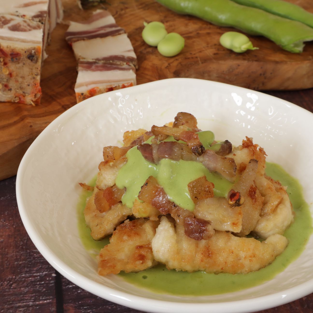 Straccetti di pollo con crema di fave e pancetta