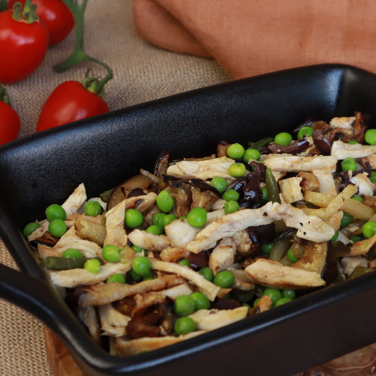 Insalata di pollo e verdure estive