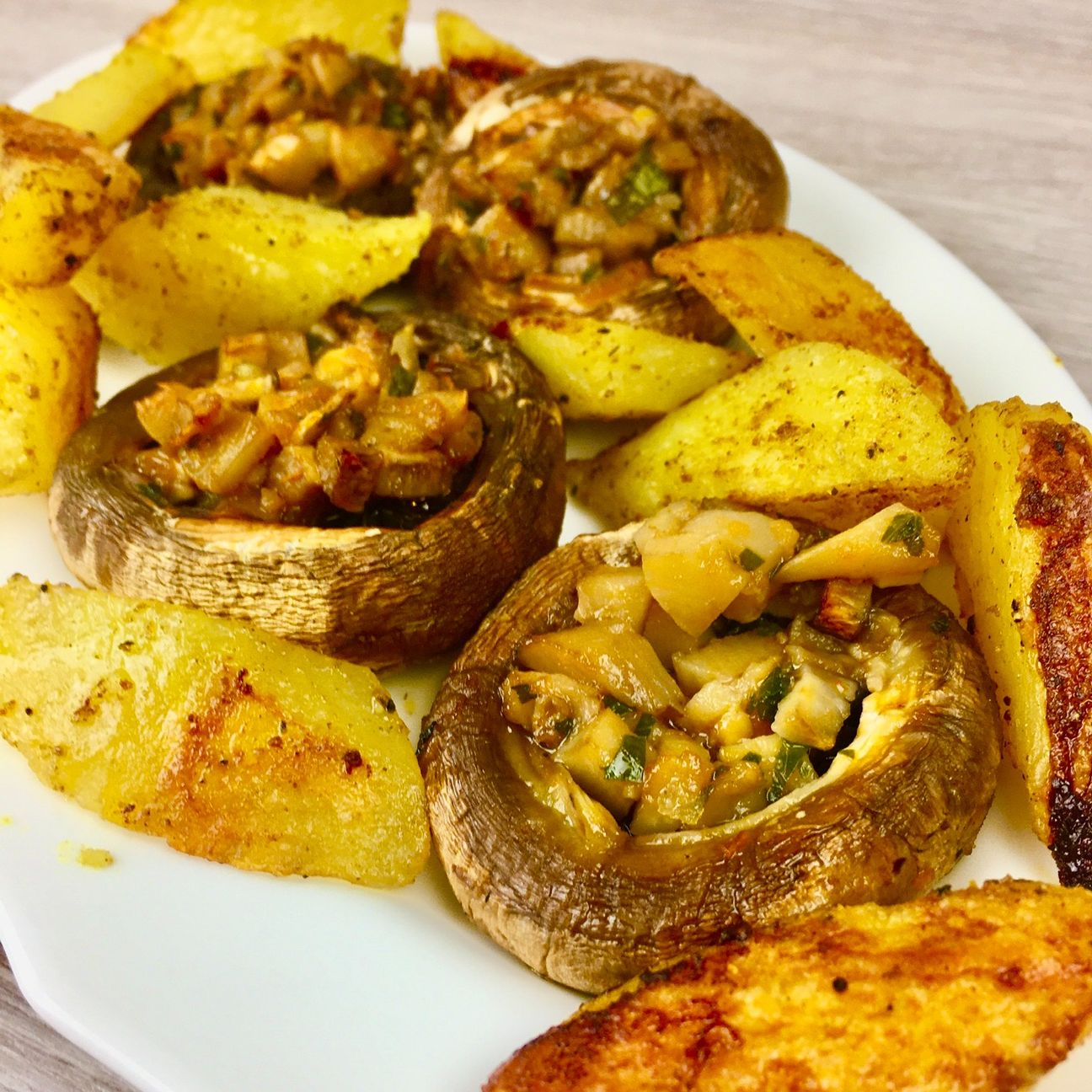 Cappellini di funghi Champignon ripieni e patate al forno