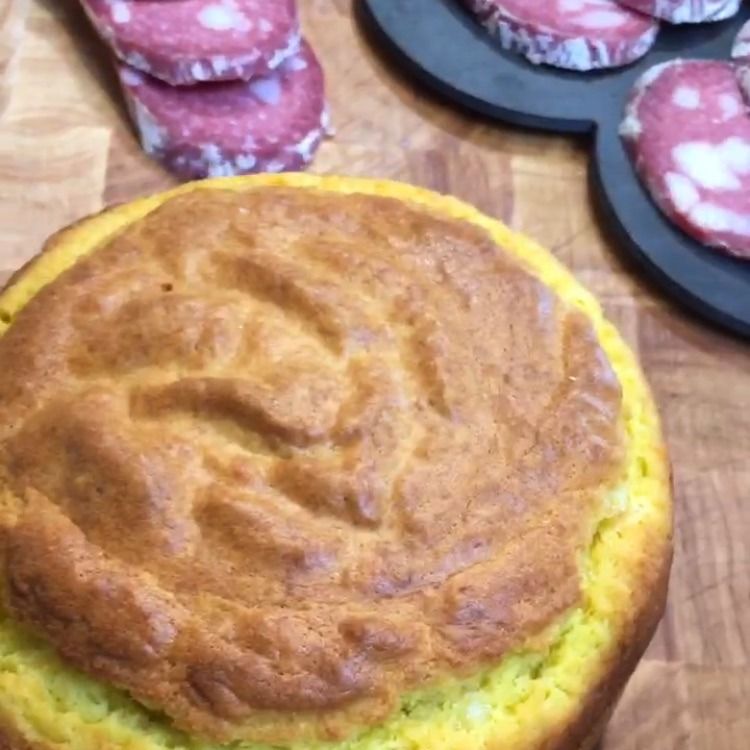 Pizza al formaggio per colazione di Pasqua