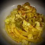 Ricetta Spaghetti alla chitarra con merluzzo, olive, capperi e pane guttiau croccante