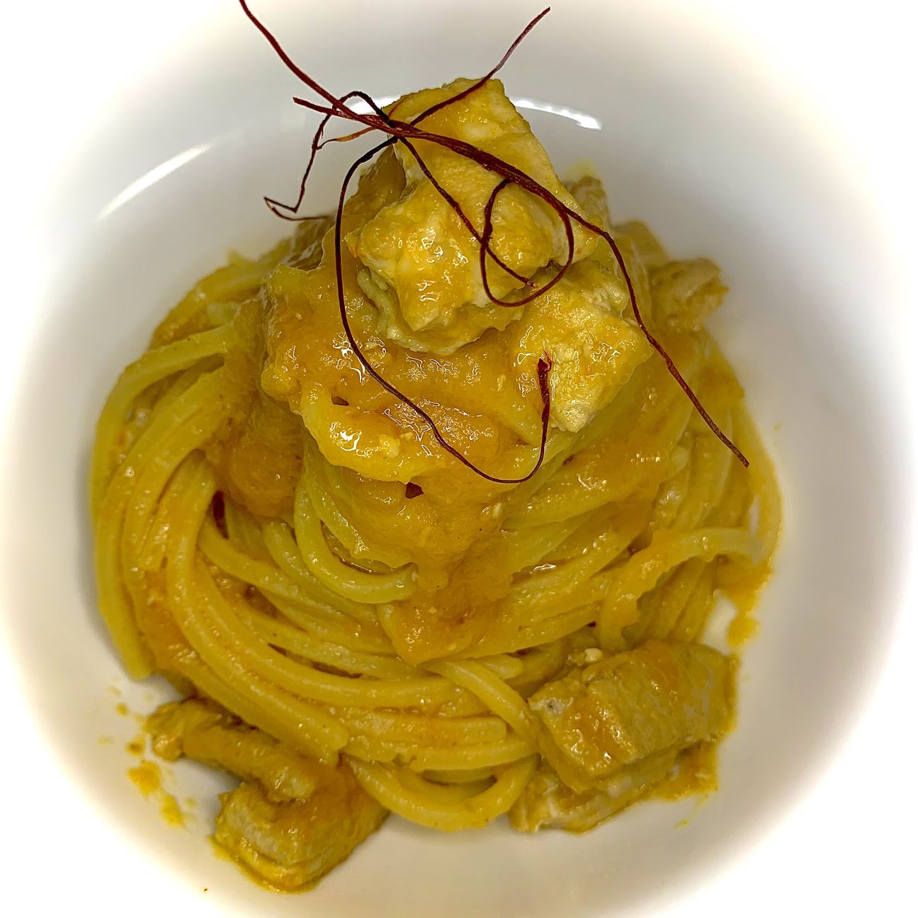 Chitarra con ragù di tonno fresco e datterini gialli