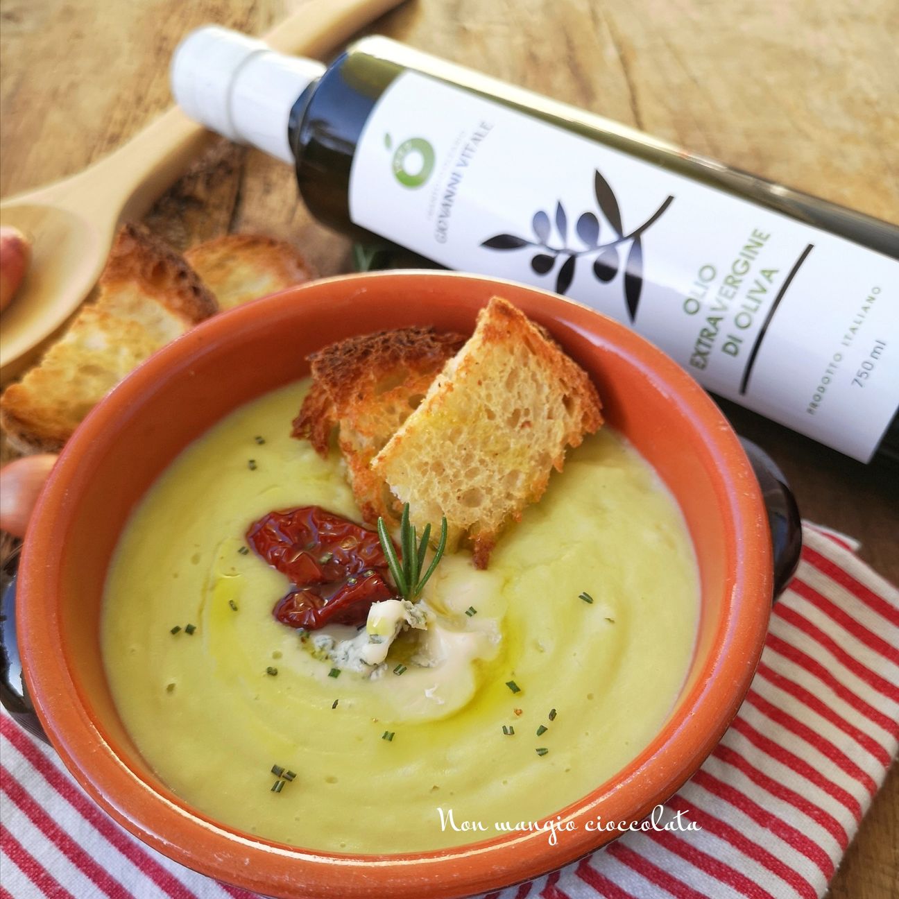 Vellutata di cavolo cappuccio con gorgonzola e pomodori secchi