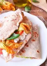 Ricetta Piadina integrale ai fiori di zucca con formaggio fresco e pomodori