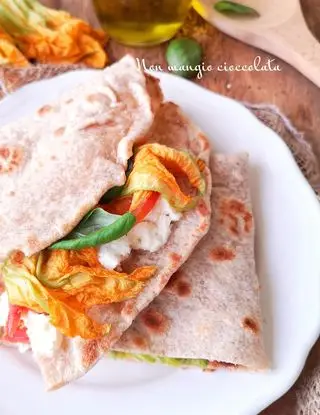 Ricetta Piadina integrale ai fiori di zucca con formaggio fresco e pomodori di Nonmangiocioccolata