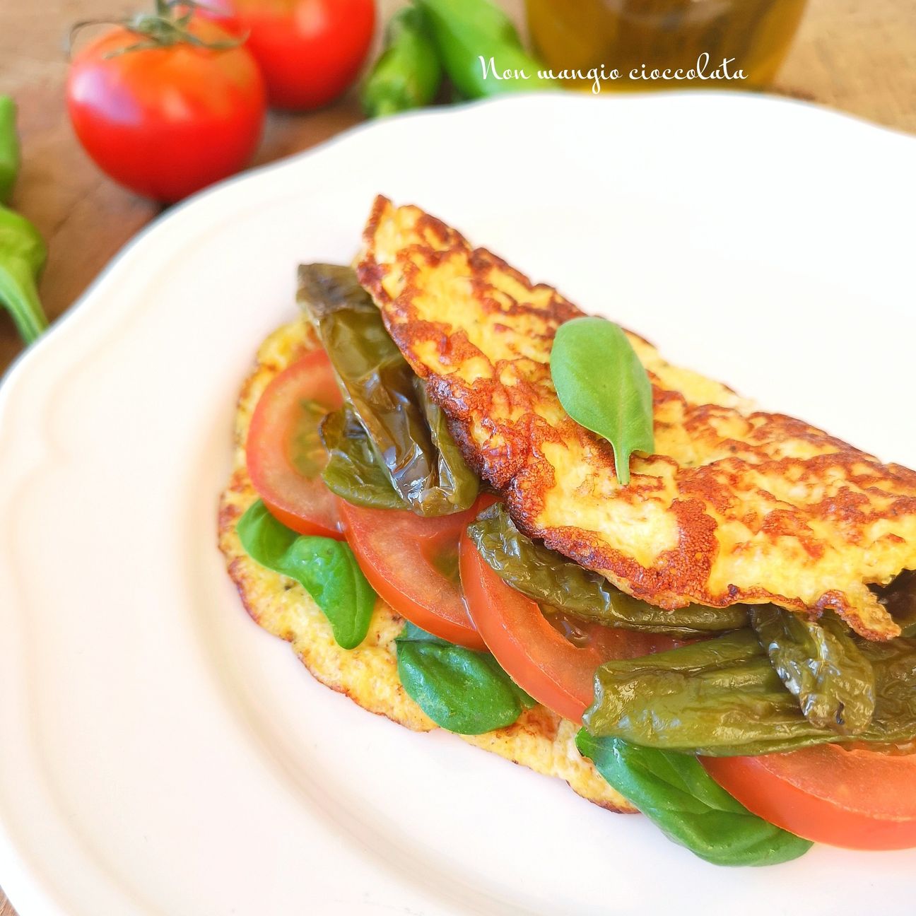 Omelette con friggitelli, pomodori e spinacini