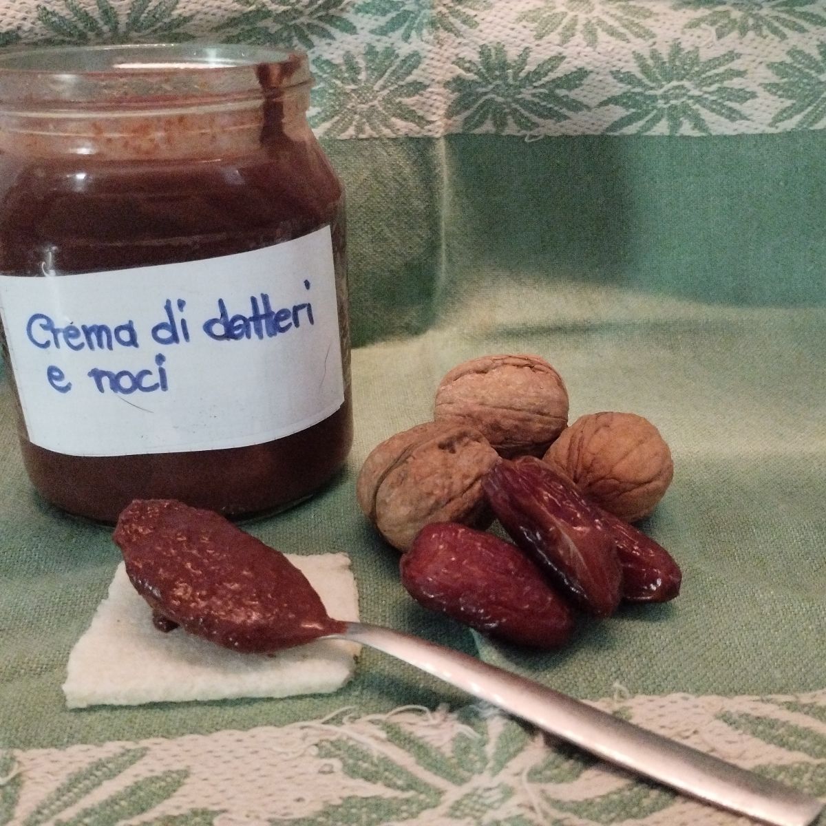 Crema spalmabile alle noci e datteri.