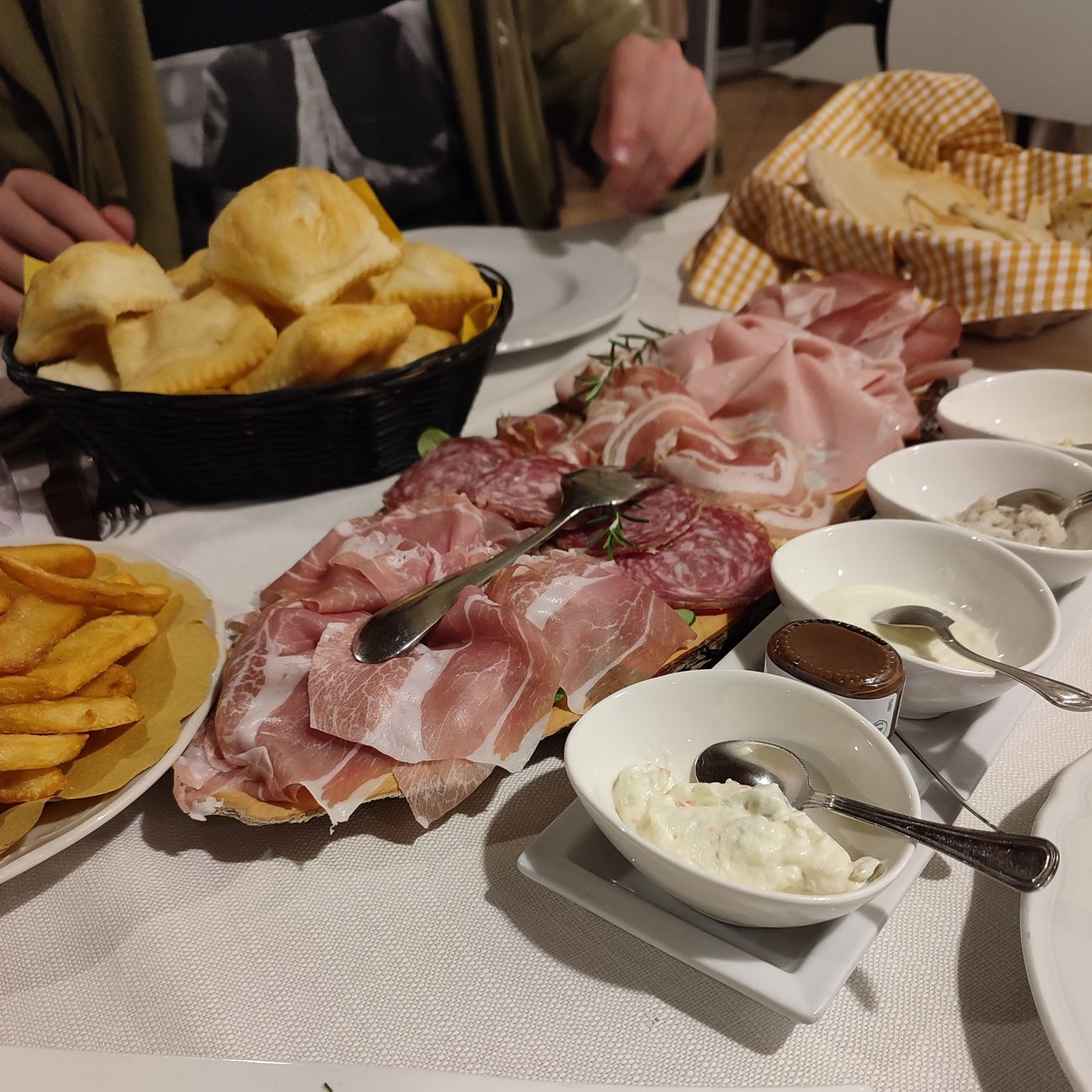 Tagliere con salse speziate