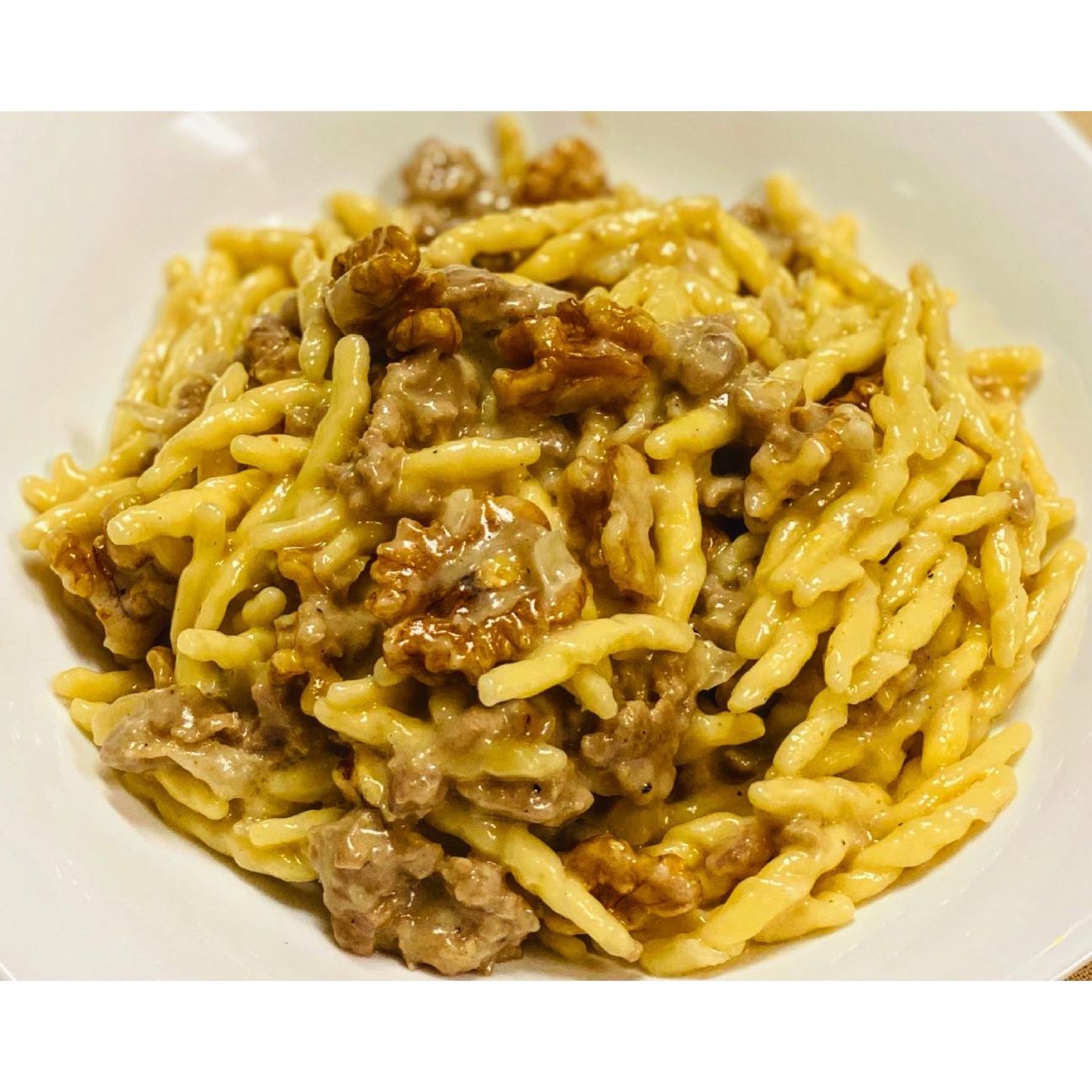 Trofie cremose con stracchino, salsiccia e noci