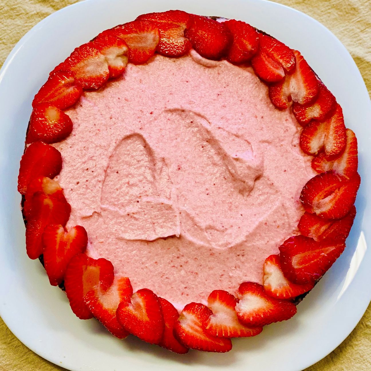 Crostata con ganache al cioccolato bianco e mousse alle fragole