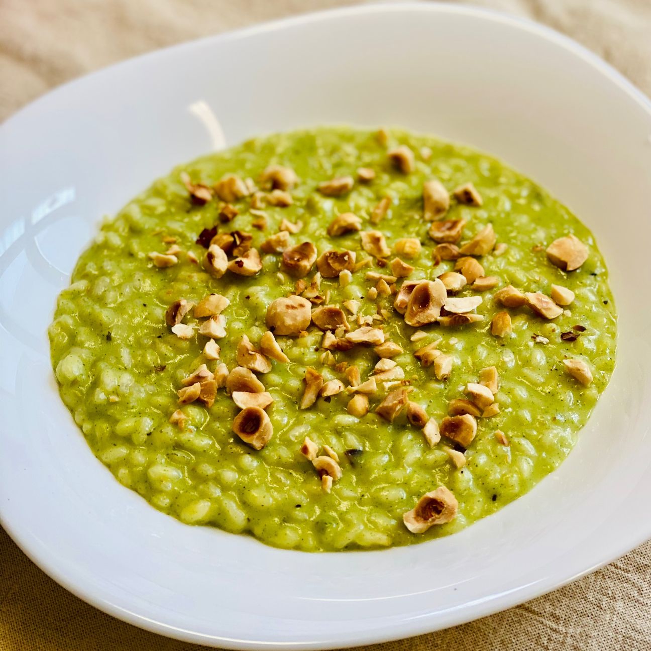 Risotto con crema di zucchine e taleggio con spolverata di nocciole tostate