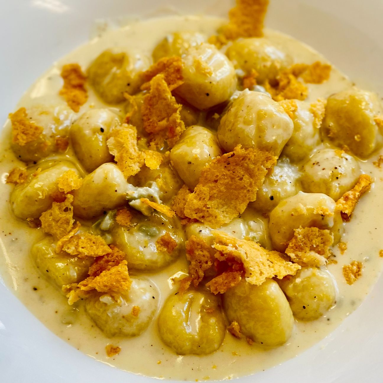 Gnocchi al gorgonzola con scaglie di parmigiano croccante