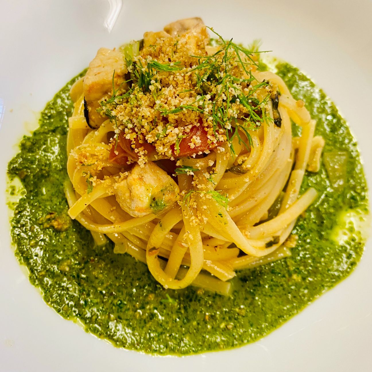 Linguine al pesce spada con pesto di erbe aromatiche e pangrattato aromatizzato