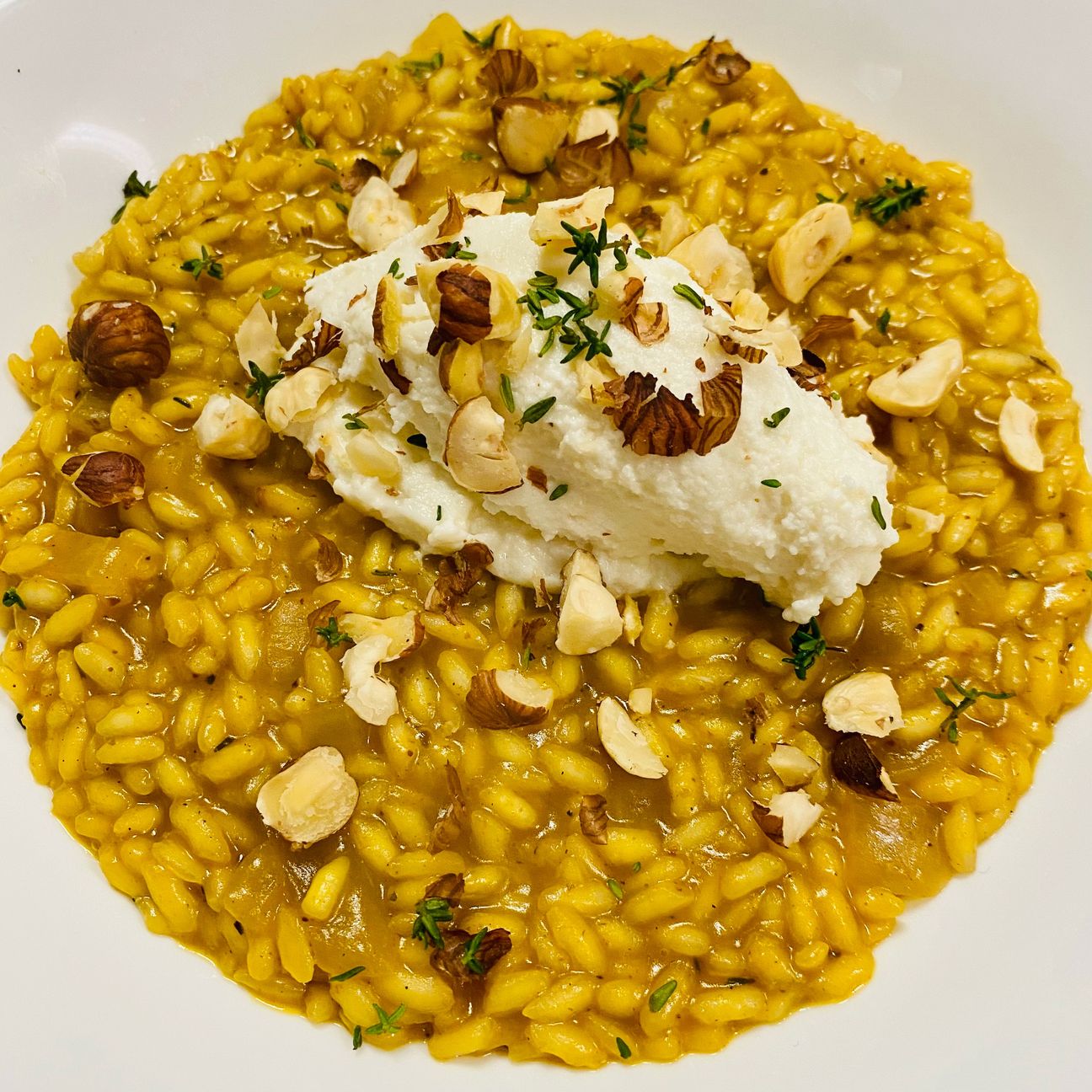 Risotto alla zucca con mousse di parmigiano, nocciole tostate e timo