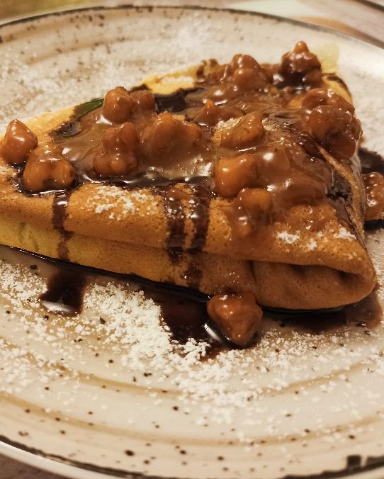 Crepes con Nutella e banana ,salsa di cioccolato e caramello mou con noci