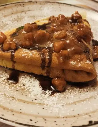 Ricetta Crepes con Nutella e banana ,salsa di cioccolato e caramello mou con noci di stefis.sweets