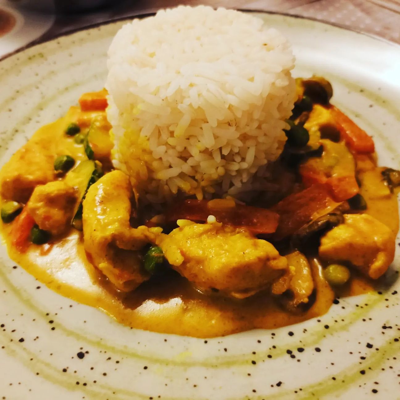 Pollo al curry e curcuma con verdure e riso parboiled