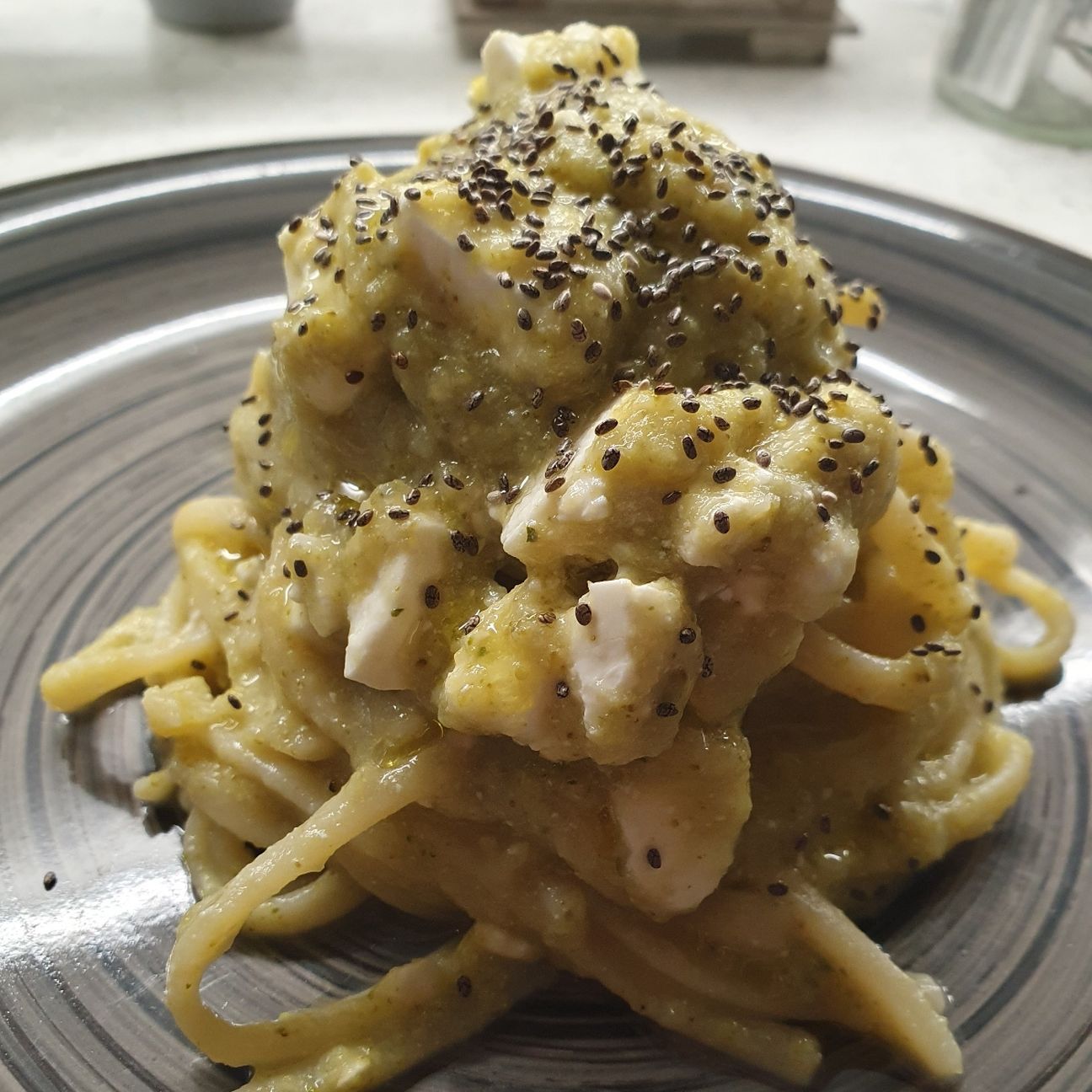 Linguine di Gragnano con crema di broccoli, feta e semi di chia