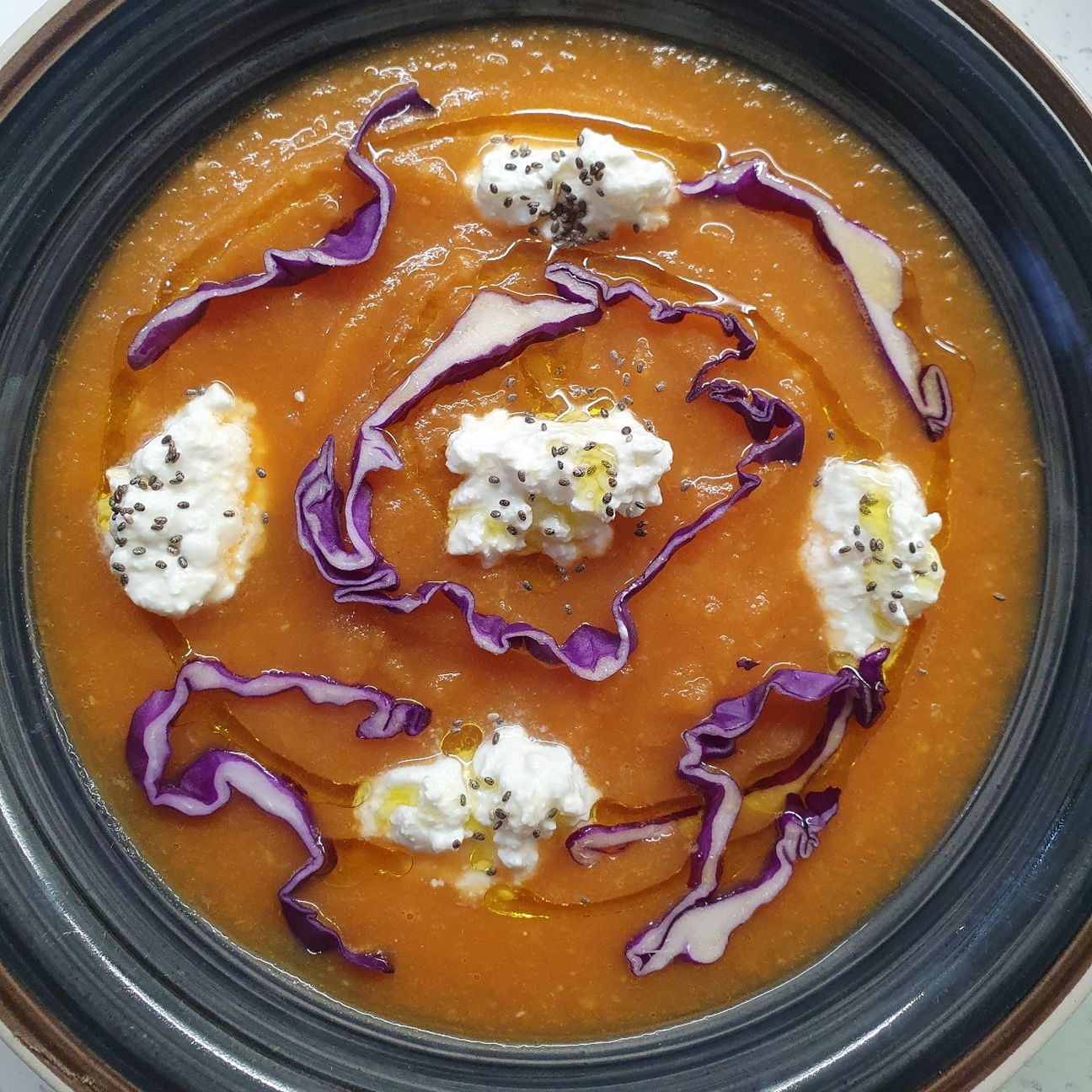 Crema di carote con fiocchi di latte, cavolo viola e chia
