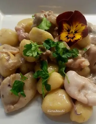 Ricetta Gnocchi con calamaretti, funghi e salsiccia di ELENA.NOCCHI