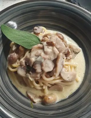 Ricetta 𝙎𝙥𝙖𝙜𝙝𝙚𝙩𝙩𝙤𝙣𝙞 𝙘𝙤𝙣 𝙛𝙪𝙣𝙜𝙝𝙞 𝙚 𝙧𝙤𝙗𝙞𝙤𝙡𝙖 di ELENA.NOCCHI