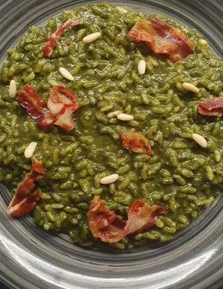 Ricetta Carnaroli con erbette, pinoli e rigatino croccante di ELENA.NOCCHI