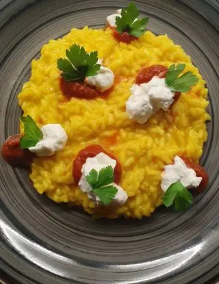 Ricetta Risotto allo zafferano Leprotto con salsa al pomodoro piccante e burrata di ELENA.NOCCHI