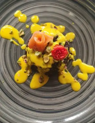 Ricetta Riso venere al salmone affumicato con crema di zafferano e granella di pistacchio di ELENA.NOCCHI