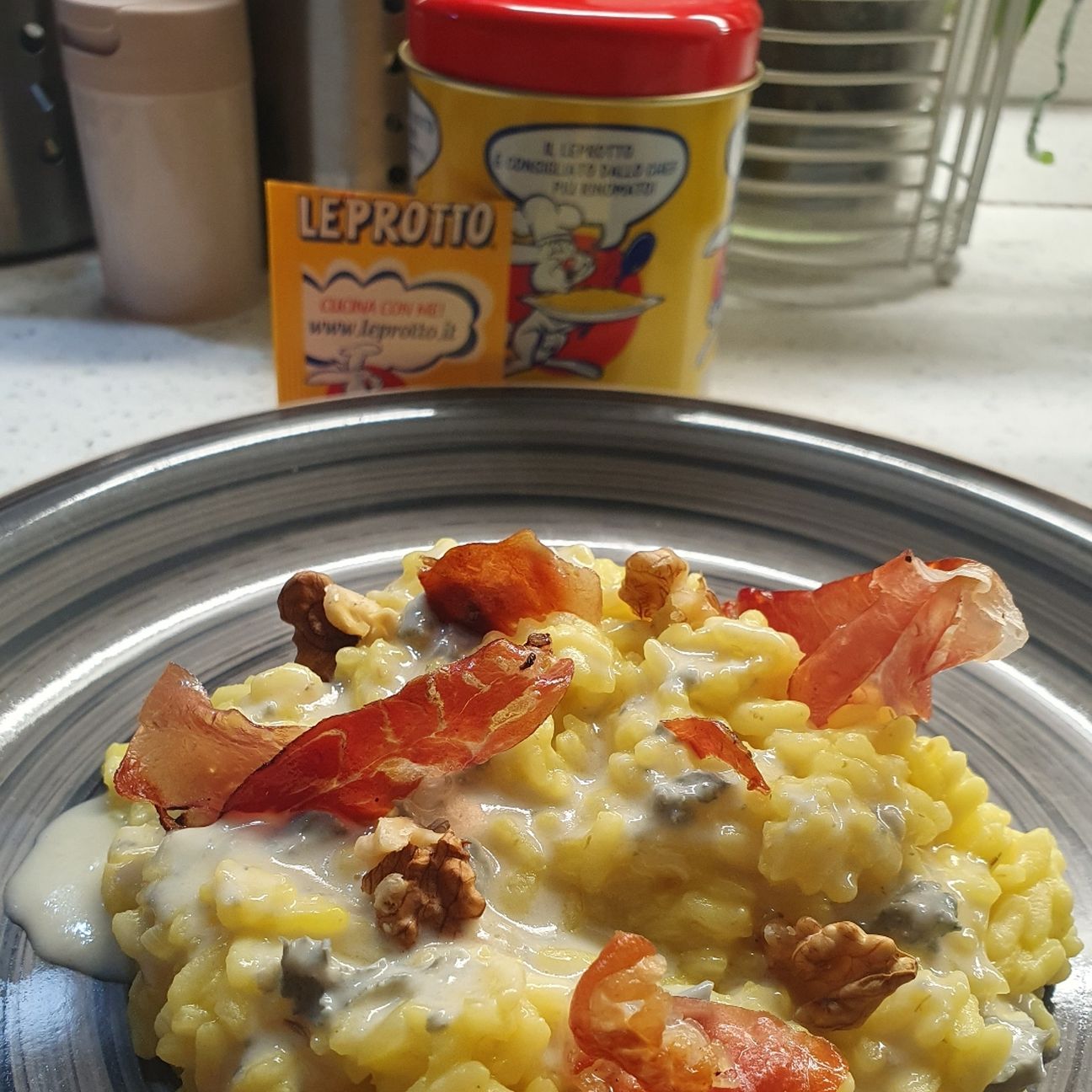 Risotto allo zafferano con noci, speck croccante e fonduta di gorgonzola