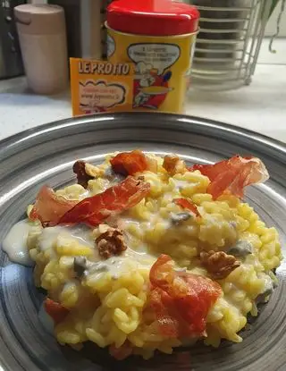 Ricetta Risotto allo zafferano con noci, speck croccante e fonduta di gorgonzola di ELENA.NOCCHI
