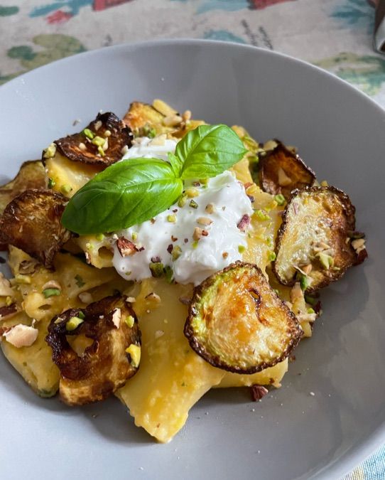 Paccheri con pesto di zucchine, pistacchio e burrata