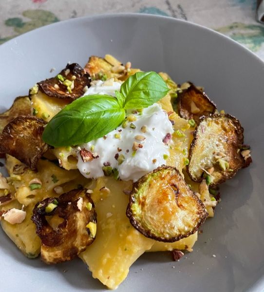 Paccheri con pesto di zucchine, pistacchio e burrata Al.ta Cucina