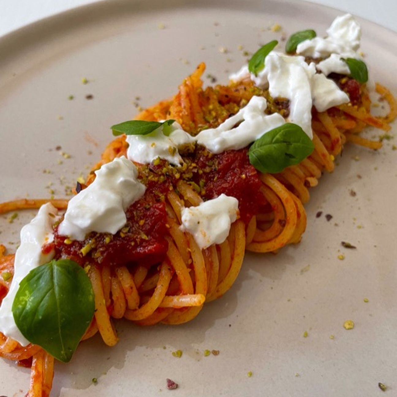 Spaghetti pomodoro pistacchio e burrata